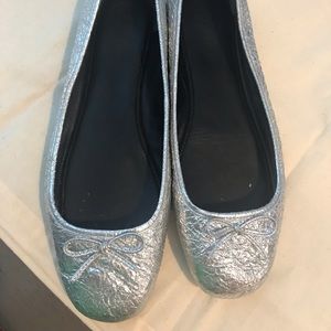 ❤️Tory Burch Silver Metallic Laila flats❤️